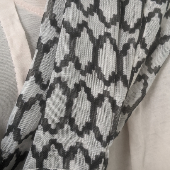 Lot of 2 J crew scarves. Blue and white and black and white - Picture 3 of 13